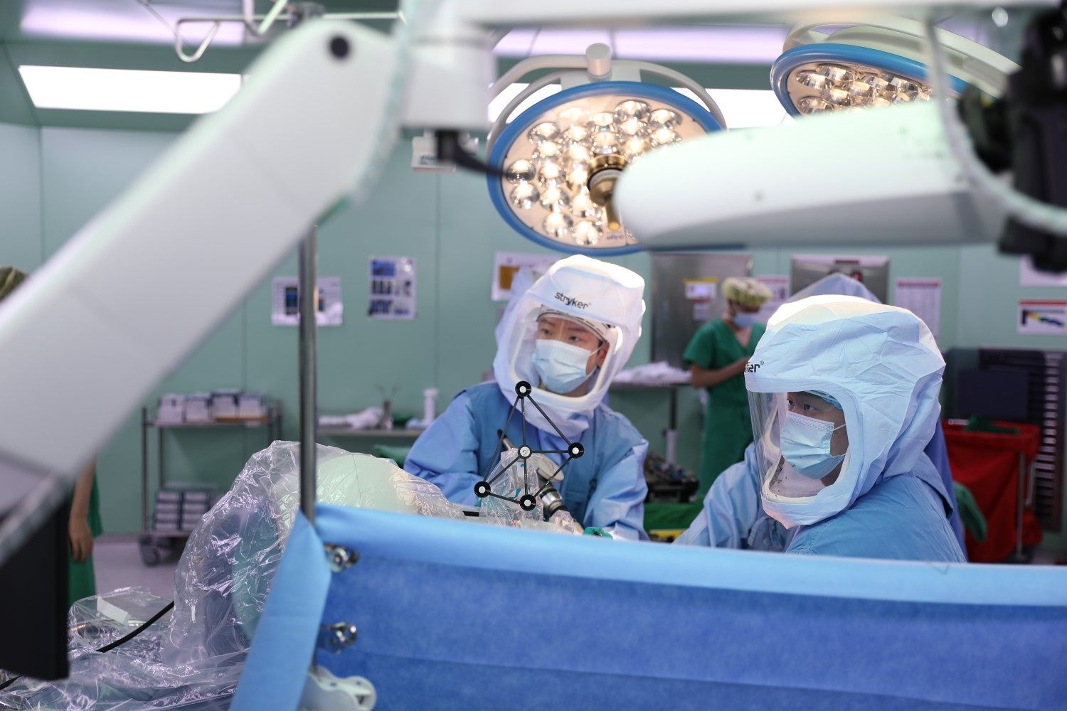 고영승 한림대동탄성심병원 정형외과 교수(왼쪽)가 로봇 인공 고관절 치환술을 시행하고 있는 모습. 사진 한림대동탄성심병원