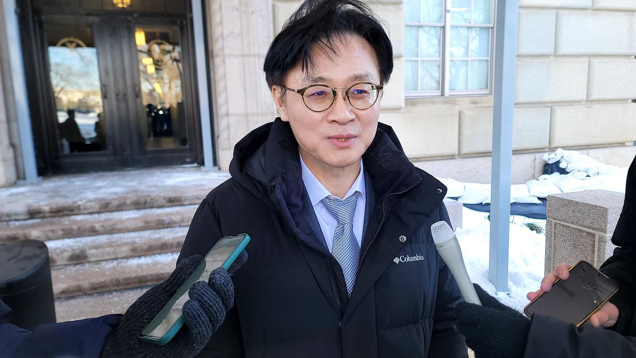 도널드 트럼프 미국 대통령의 대(對)한국 관세 재인상 위협에 대응하기 위해 미국을 방문한 김정관 산업통상부 장관이 30일(현지시간) 하워드 러트닉 미 상무장관과 이틀째 논의를 한 뒤 미 워싱턴 상무부 청사 앞에서 기자 질문에 답하고 있다. 연합뉴스