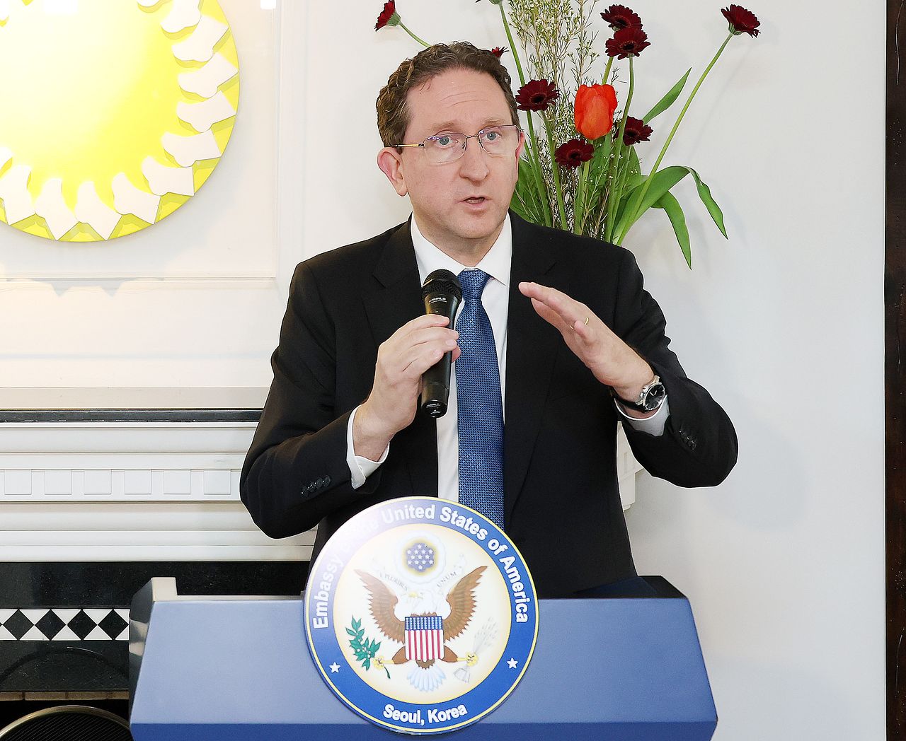 제임스 헬러 주한 미국대사대리가 28일 오후 서울 성북구 성북동 관저에서 열린 미국 건국 250주년 기념 ‘표현의 자유: Freedom 250 한미 창의 대화’ 전시 행사에서 축사를 하고 있다. 사진공동취재단