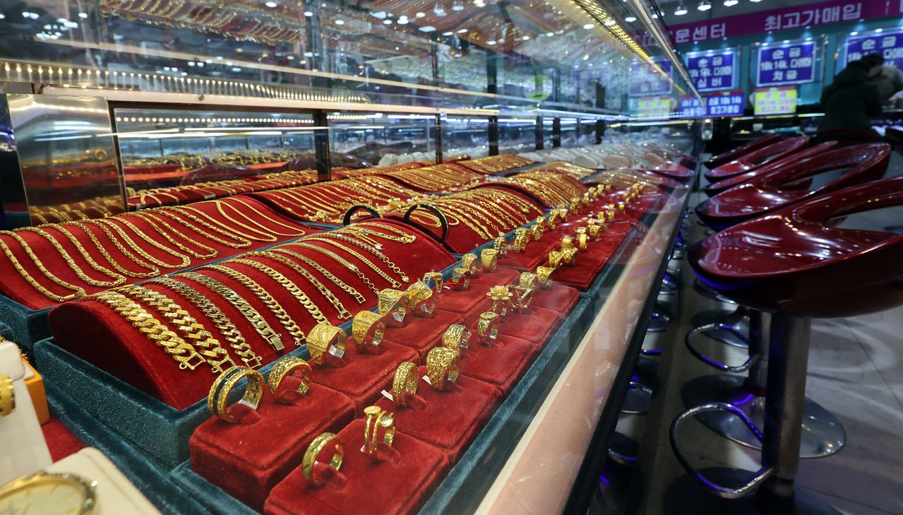 지난 28일 서울 종로구 귀금속 상가에 금과 은 제품 등이 진열돼 있다. 뉴스1