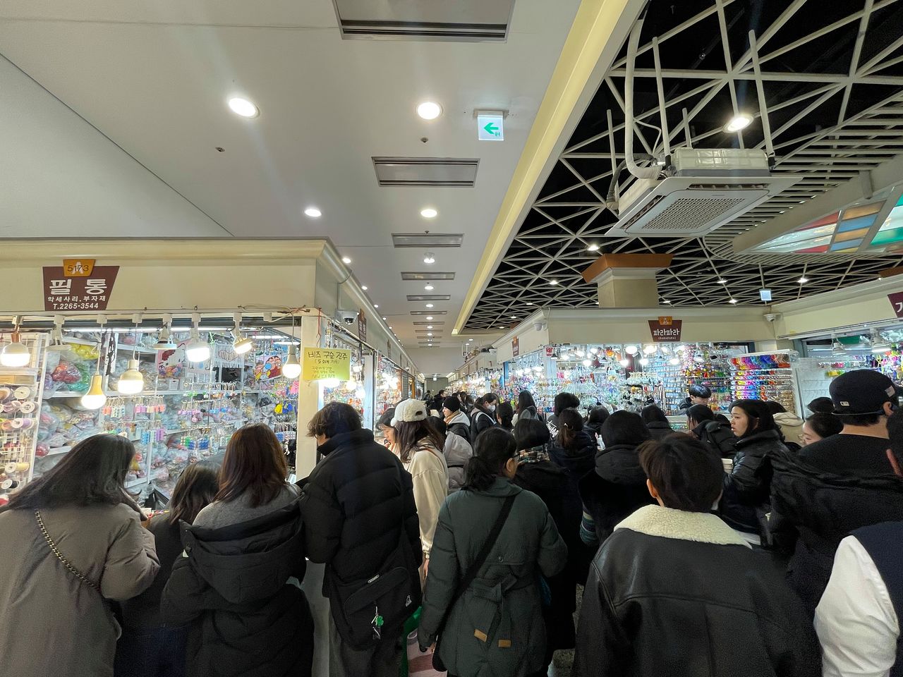 지난 28일 오후 6시쯤 '볼꾸(볼펜 꾸미기)'를 하기 위해 서울 동대문종합시장 5층 액세서리 부자재 상가에 모인 사람들. 김예정 기자