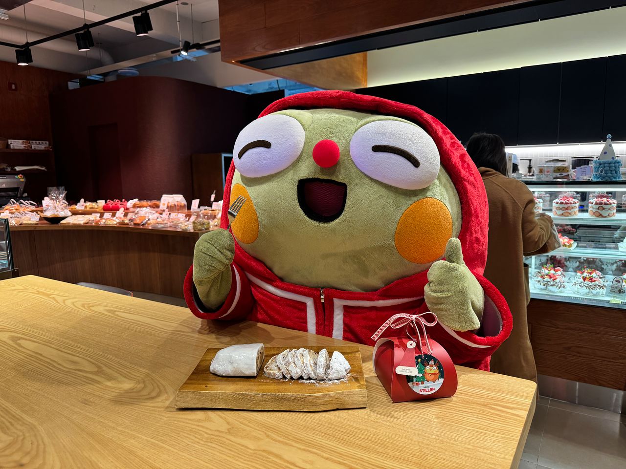 대구 수성구의 캐릭터 뚜비가 2024년 크리스마스 기념으로 출시된 '뚜비 슈톨렌' 앞에서 포즈를 취하고 있다. [사진 수성구]