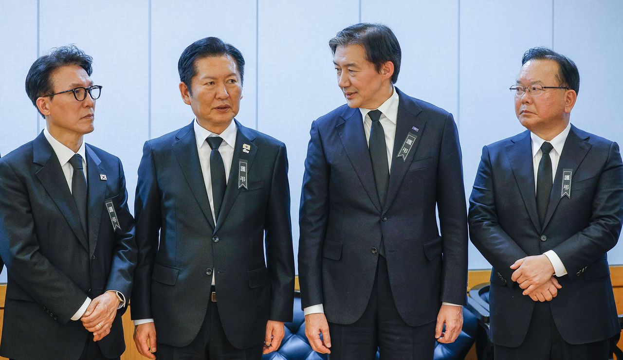 지난 27일 서울 종로구 서울대학교병원 장례식장에 이해찬 민주평화통일자문회의 수석부의장의 빈소가 마련된 가운데 김민석 국무총리(왼쪽부터), 정청래 더불어민주당 대표, 조국 조국혁신당 대표, 김부겸 전 국무총리가 대화를 나누고 있다. 연합뉴스