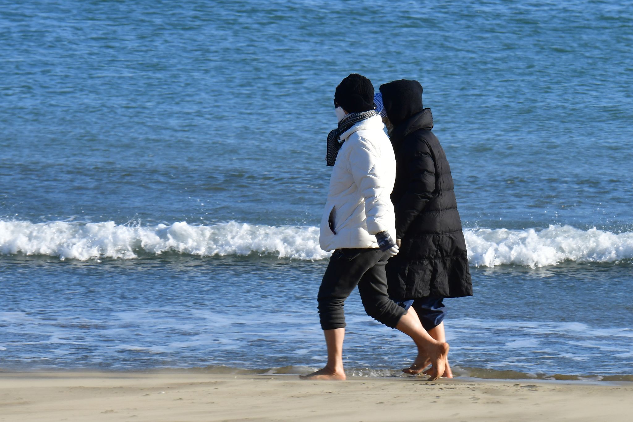 포항 영일대해수욕장 백사장에서 여성들이 맨발로 걷고 있다. 뉴스1