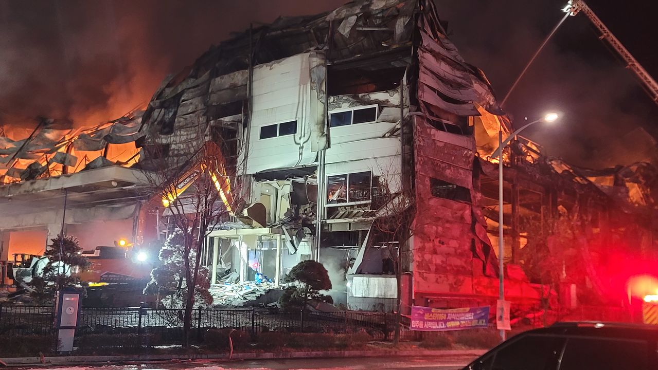 30일 오후 2시 55분쯤 충북 음성군 맹동면 한 펄프공장에서 화재가 발생해 소방 당국이 대응 2단계를 발령하고 화재 진화 작업을 하고 있다. 진화 작업과 함께 연락이 두절됐던 외국인 근로자 2명의 실종자 수색 작업이 진행 중이다. 뉴스1