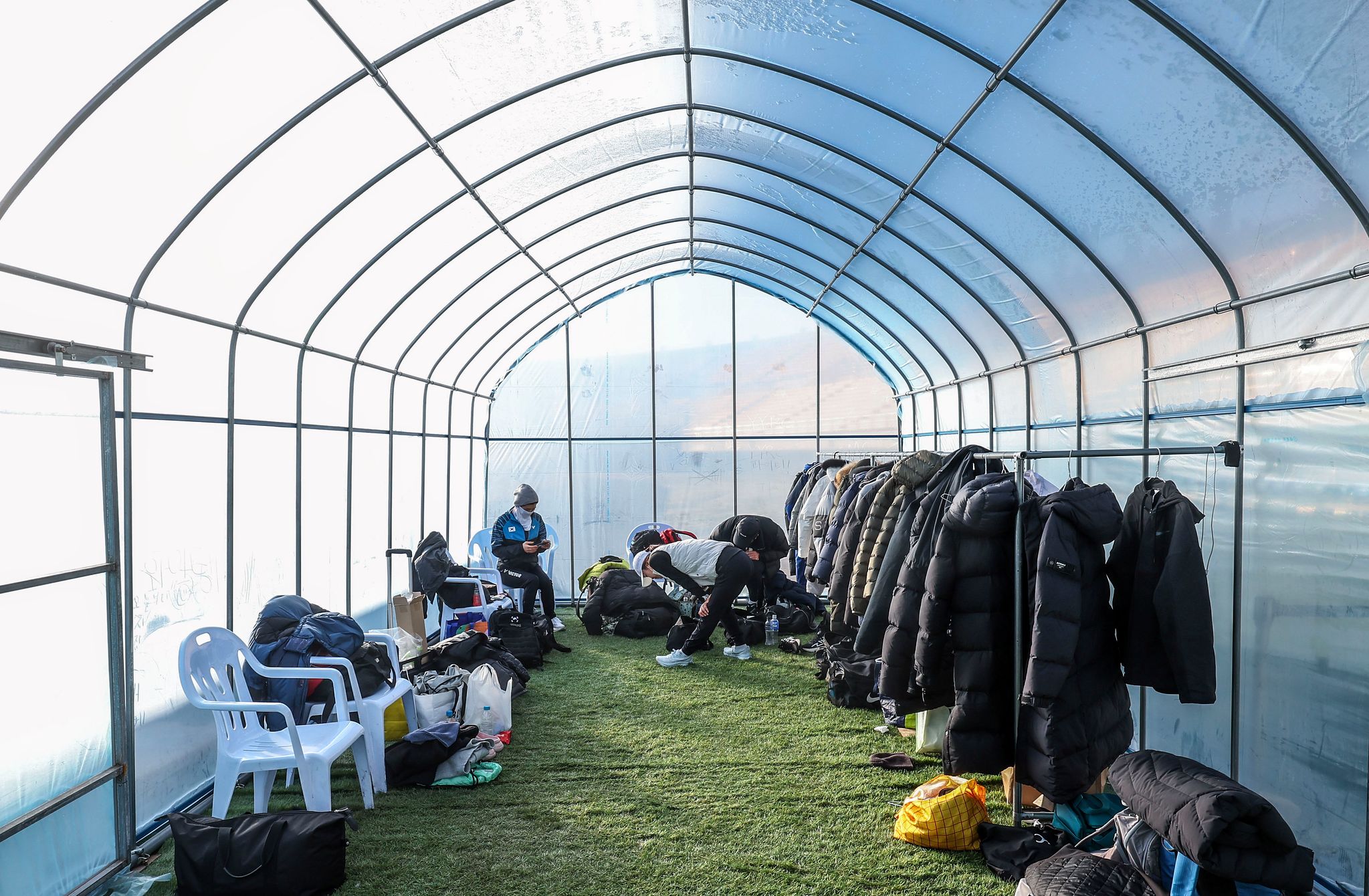 비닐하우스 트랙 옆에 별도 공간에 두꺼운 외투와 간단한 개인 소지품 등을 보관할 수 있는 공간이 마련돼 있다. 