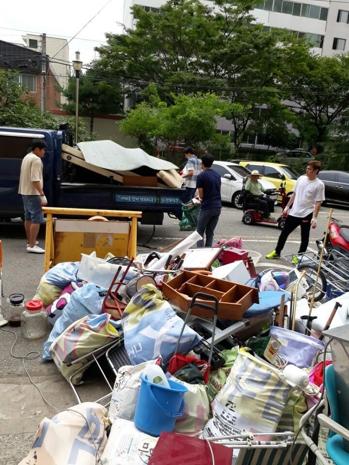 저장강박(물건을 버리지 못하고 쌓아두는 증상)으로 어려움을 겪던 이웃 발굴해 청소와 방역을 돕기도 한다. 사진 울산 남구