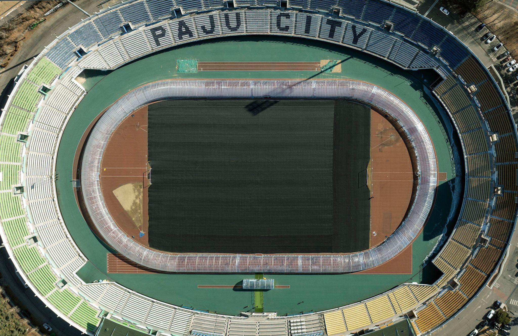 드론으로 촬영한 파주스타디움 비닐하우스 트랙의 모습. 