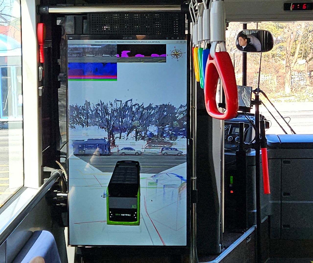 대전시와 한국전자통신연구원이 도입한 자율주행버스 안에 설치된 3D정밀지도. 주행도로 상황이 영상처럼 펼쳐진다. 김방현 기자