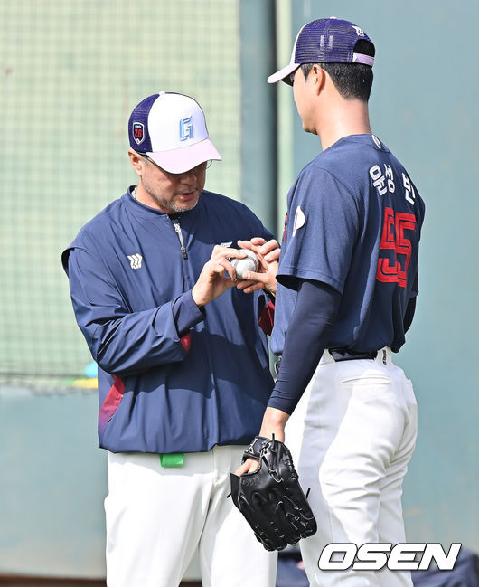 [OSEN=타이난(대만) , 이석우 기자] 프로야구 롯데 자이언츠가 31일(한국시간) 대만 타이난 아시아-태평양 국제야구센터에 스프링캠프를 차리고 구슬땀을 흘렸다.김태형 감독 등코치진과 투수20명,포수5명,내야수9명,외야수7명 등 총41명의 선수단이 1월 20일까지 1차 캠프에서 체력 강화와 기술 훈련을 치른 뒤 21일부터 3월 5일까지 일본 미야자키로 옮겨 2차 캠프에서 구춘리그에 참가해 실전 감각을 점검한다.롯데 김상진 코치가 윤성빈에게 그립에 대해 조언하고 있다. 2026.01.31 / foto0307@osen.co.kr