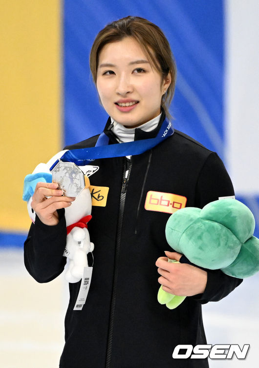 [OSEN=목동, 이대선 기자] 17일 서울 목동 아이스링크에서 'KB금융 CUP-국제빙상연맹(ISU) 쇼트트랙 월드컵 2023/24' 3일차 경기가 열렸다.여자 3000m 릴레이 결승전, 은메달을 차지한 대한민국 김길리가 포즈를 취하고 있다. 2023.12.17 /sunday@osen.co.kr