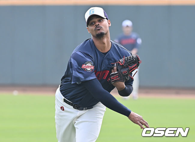 [OSEN=타이난(대만) , 이석우 기자] 프로야구 롯데 자이언츠가 31일(한국시간) 대만 타이난 아시아-태평양 국제야구센터에 스프링캠프를 차리고 구슬땀을 흘렸다.김태형 감독 등코치진과 투수20명,포수5명,내야수9명,외야수7명 등 총41명의 선수단이 1월 20일까지 1차 캠프에서 체력 강화와 기술 훈련을 치른 뒤 21일부터 3월 5일까지 일본 미야자키로 옮겨 2차 캠프에서 구춘리그에 참가해 실전 감각을 점검한다.롯데 새 외국인 선수 로드리게스가 투구 훈련을 하고 있다. 2026.01.31 / foto0307@osen.co.kr