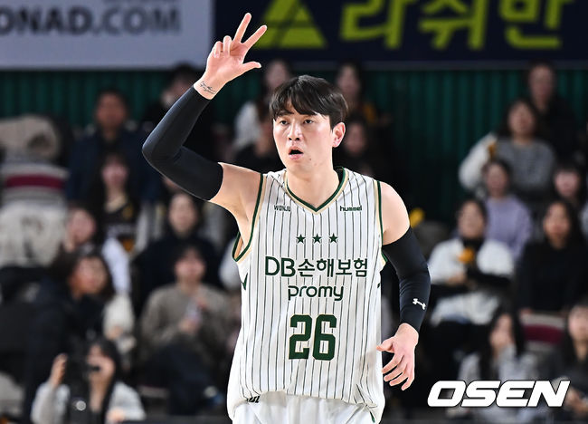 [OSEN=창원, 이석우 기자] 28일 창원 체육관에서 2025-2026 LG전자 프로농구 창원 LG와 원주 DB의 경기가 열렸다.  선두를 지킨 LG가 2위 정관장과의 격차 벌리기를 노리는 가운데, 3위 DB는 4위 SK의 추격을 뿌리치고 현재 자리를 사수해야 하는 중요한 맞대결에 나선다.원주 DB 강상재가 3점슛을 성공시키고 세리머니를 하고 있다. 2026.01.28 / foto0307@osen.co.kr