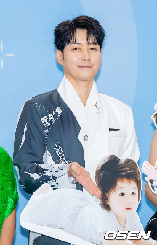 [OSEN=박준형 기자] 2025 KBS 연예대상이 20일 오후 서울 여의도 KBS 신관 공개홀에서 진행됐다.이날 가수 이찬원, 배우 이민정, 코미디언 문세윤이 MC를 맡았다. 시청자들의 사전 선호도 조사와 생방송 문자 투표로 결정되는 ‘최고의 프로그램상’은 ‘2025 KBS 연예대상’의 하이라이트로 손꼽힌다. 올해는 ‘개그콘서트’, ‘1박 2일’, ‘불후의 명곡’, ‘슈퍼맨이 돌아왔다’, ‘살림하는 남자들’, ‘사장님 귀는 당나귀 귀’, ‘신상출시 편스토랑’, ‘더 시즌즈’까지 총 8팀이 후보에 올랐다.심형탁이 포즈를 취하고 있다.    2025.12.20 / soul1014@osen.co.kr