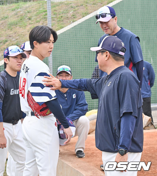 [OSEN=타이난(대만) , 이석우 기자] 프로야구 롯데 자이언츠가 1일(한국시간) 대만 타이난 아시아-태평양 국제야구센터에 스프링캠프를 차리고 구슬땀을 흘렸다.김태형 감독 등코치진과 투수20명,포수5명,내야수9명,외야수7명 등 총41명의 선수단이 1월 20일까지 1차 캠프에서 체력 강화와 기술 훈련을 치른 뒤 21일부터 3월 5일까지 일본 미야자키로 옮겨 2차 캠프에서 구춘리그에 참가해 실전 감각을 점검한다.롯데 김태형 감독이 불펜투구를 마친 쿄야마 투수와 얘기하고 있다. 2026.02.01 / foto0307@osen.co.kr