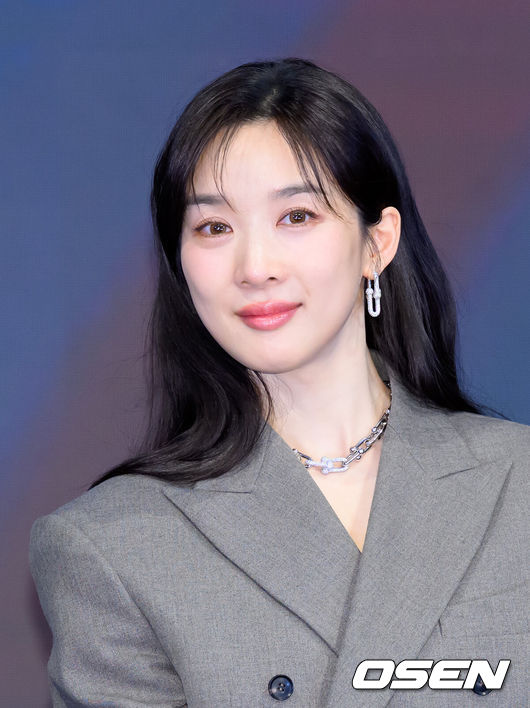 [OSEN=이대선 기자] 26일 오후 서울 구로구 더세인트 그랜드볼룸에서 ENA 월화드라마 ‘아너 : 그녀들의 법정’ 제작발표회가 열렸다.ENA 월화드라마 ‘아너 : 그녀들의 법정’은 거대한 스캔들이 되어 돌아온 과거에 정면 돌파로 맞서는 세 여성 변호사의 미스터리 추적극이다.배우 이청아가 포토타임을 가지고 있다. 2026.01.26 /sunday@osen.co.kr