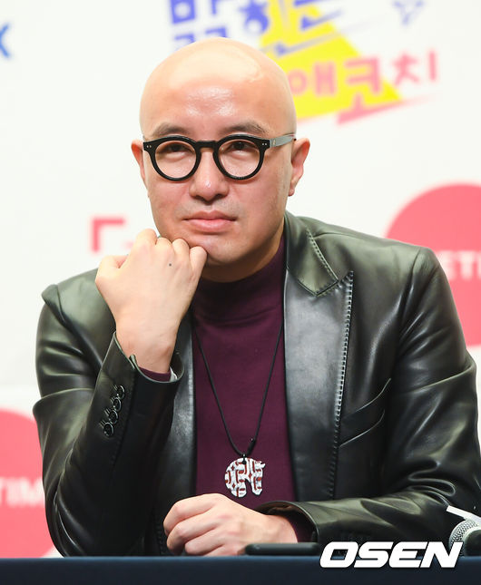 [OSEN=박준형 기자] 7일 오후 서울 상암동 스탠포드호텔에서 진행된 드라마맥스 채널 ‘밝히는 연애코치’ 제작발표회에서 배우 홍석천이 질문을 듣고 있다. / soul1014@osen.co.kr