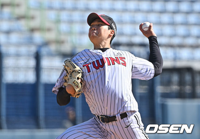 [OSEN=창원, 이석우 기자] 29일 창원 마산야구장에서 2025 울산-KBO Fall League 독립 선발팀과 LG 트윈스의 결승 경기가 열렸다. 독립 선발팀은 진현우가, LG 트윈스는 성준서가 선발 출전했다. LG 트윈스 조원태가 역투하고 있다. 2025.10.29 / foto0307@osen.co.kr