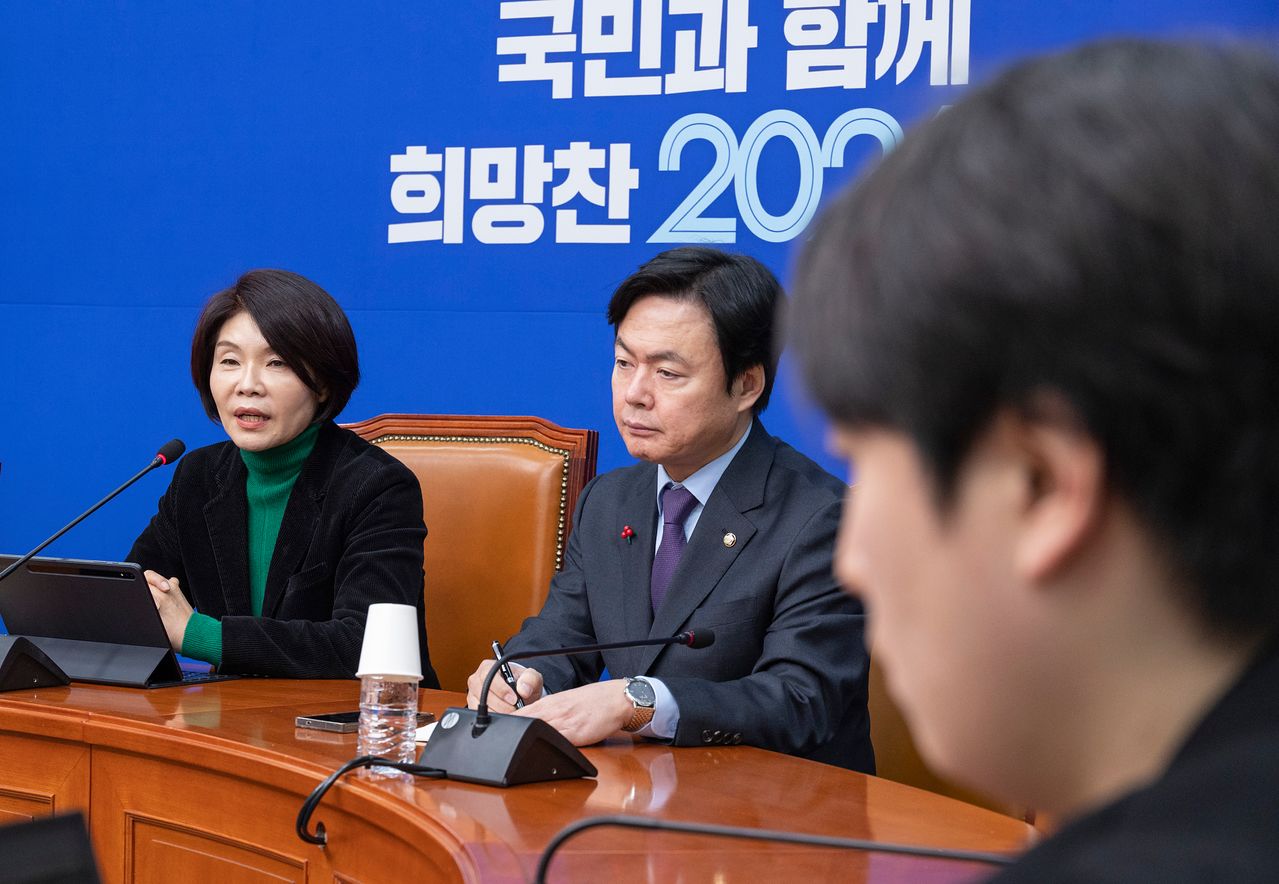 한정애 민주당 정책위의장이 1일 기자간담회에서 "(부동산) 세제 관련해서는 정부가 안을 만들어 오면 절차 를 거치면서 잘 논의하겠다"고 말했다. 