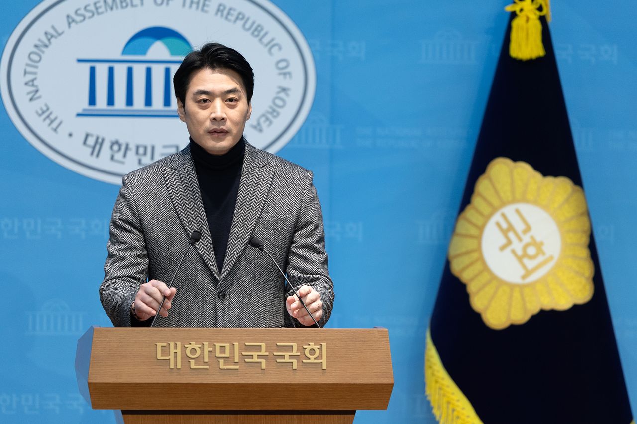 한준호 더불어민주당 의원이 1일 서울 여의도 국회 소통관에서 조국혁신당과의 합당 제안을 멈춰달라는 기자회견을 하고 있다. 뉴스1