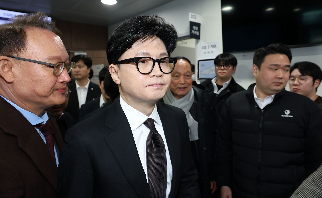 한동훈 전 국민의힘 대표가 29일 서울 여의도 국회 소통관에서 국민의힘 지도부의 제명 결정에 관한 입장 발표를 마치고 차량으로 향하고 있다. 뉴스1