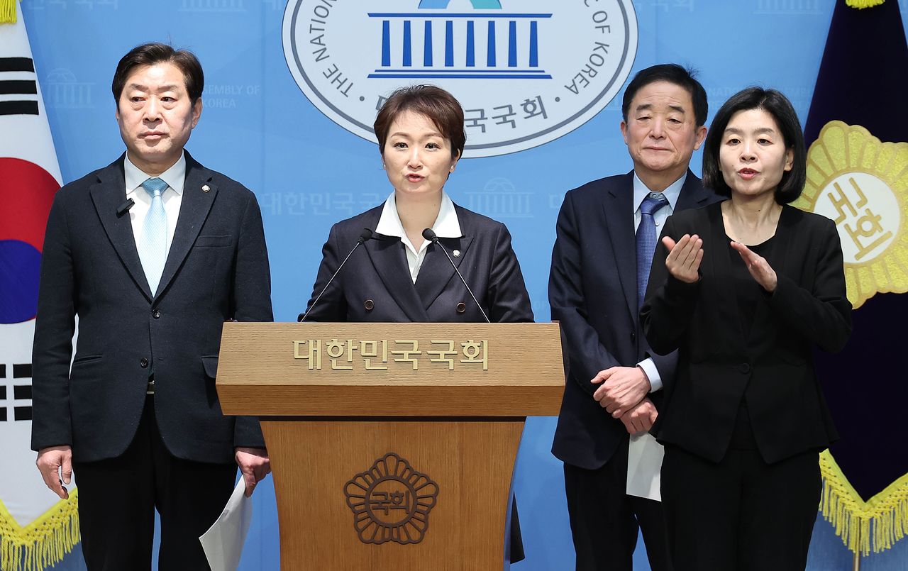 황명선·이언주·강득구 민주당 최고위원(왼쪽부터)이 지난달 23일 오후 국회 소통관에서 조국혁신당 합당 제안과 관련해 입장을 밝히고 있다. 임현동 기자  