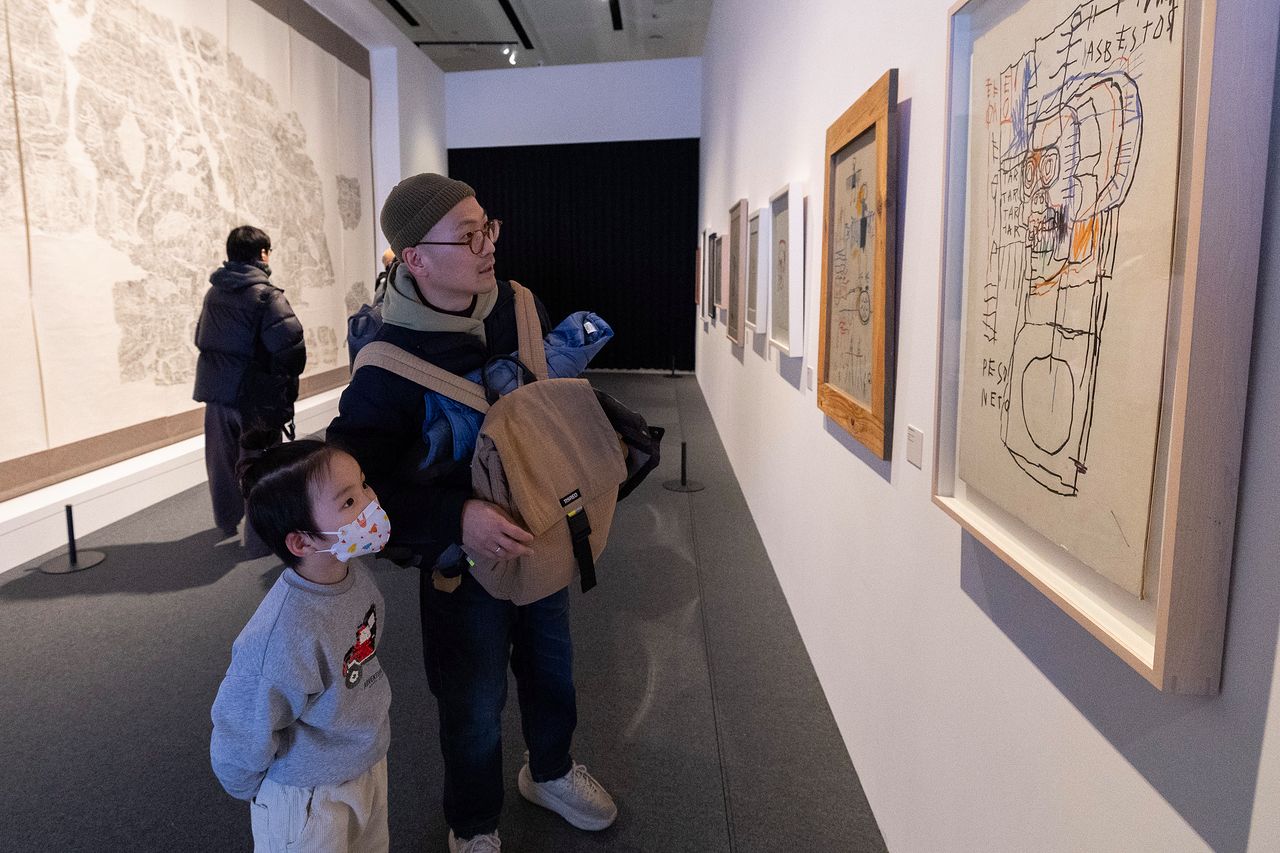 바스키아는 줄곧 끼적였다. 미술가로 활동한 8년간 3700여점을 남길 수 있었던 이유다. 정식 미술 교육을 받지 않았지만, 그래서 더 빛나는 바스키아의 드로잉은 아이들에게 영감을 줬다. 31일 아빠와 전시장을 찾은 어린이. 전민규 기자