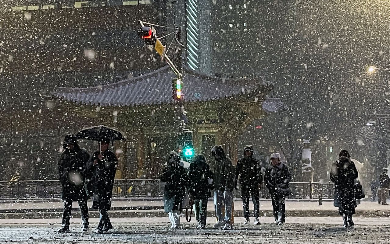 한파가 이어진 지난달 23일 밤 서울 종로구 광화문 네거리에 폭설이 내리고 있다. 뉴스1