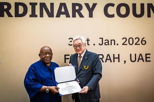 조정원 WT 총재(오른쪽)가 1일 임시 집행위원회에서 시톨레 신임 부총재에게 임명장을 전달하고 있다. 사진 WT