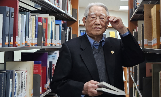 강인덕 전 통일부 장관은 대장암을 이겨내고 아흔이 넘어서도 전성기의 뇌 건강을 유지하고 있다. 우상조 기자 