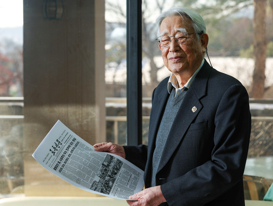 강인덕 전 장관이 북한 노동신문을 들고 포즈를 취하고 있다. 우상조 기자