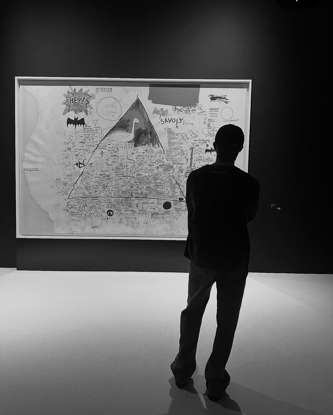 바스키아 특별전의 하이라이트 '단어의 신전' 섹션 중심에 있는 '무제'(1986) 앞에 선 BTS RM. 사진 인스타그램