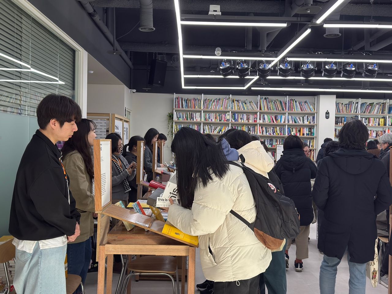 김미선 사무국장은 "디스이즈텍스트가 주목받은 데는 굿즈 없는 북페어라는 콘셉트가 주효했던 것으로 보인다"고 했다. 매대에 놓인 건 약 10권 정도의 비문학 도서와 독서카드 뿐이었다. 최혜리 기자