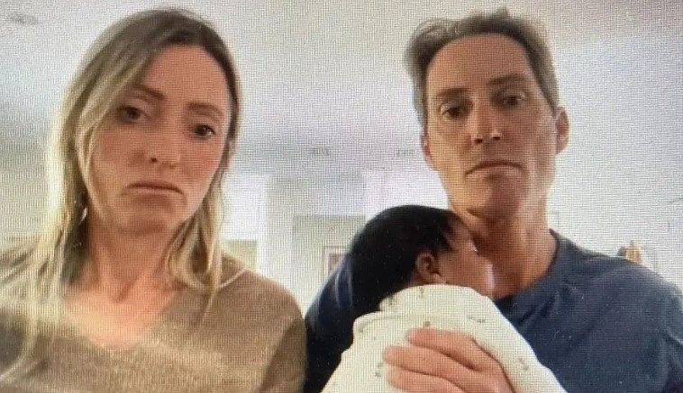 미국의 한 백인 부부가 난임 클리닉 측의 과실로 흑인 아기를 출산했다며 소송을 제기했다. 사진 뉴욕포스트 캡처