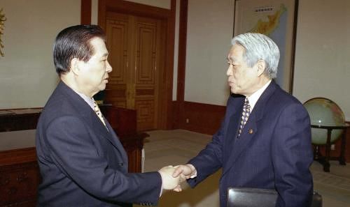 김대중 전 대통령과 강인덕 전 통일부 장관이 악수를 하고 있는 모습. 중앙포토