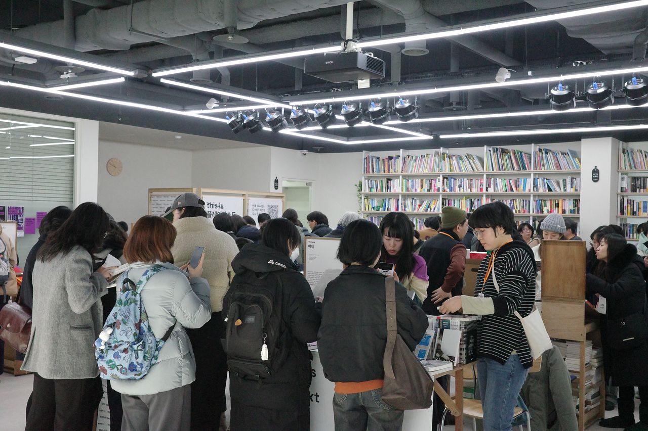 굿즈와 문학 도서 없이 진행된 이 행사는 2일간 약 600명의 독자를 불러모았다. 사진 디스이즈텍스트
