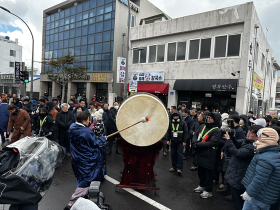 오영훈 제주지사가 지난해 2월 4일 오후 제주시 삼도2동 관덕정 인근 도로에서 탐라국입춘굿 '낭쉐몰이' 행진의 시작을 알리는 북을 치고 있다. 최충일 기자