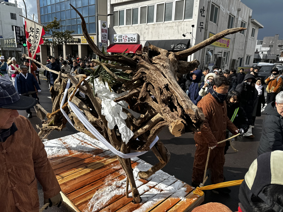 지난해 2월 4일 제주시 관덕정 앞 도로변에서 진행된 탐라국입춘굿 낭쉐(나무 소)몰이. 최충일 기자
