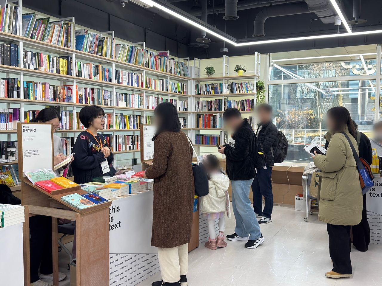 1일 '디스이즈텍스트'에 방문한 독자가 출판사 틈새의시간 관계자들과 대화를 나누는 모습. 도서전 현장은 대화를 나누는 출판사 관계자와 독자들의 목소리로 가득찼다. 최혜리 기자