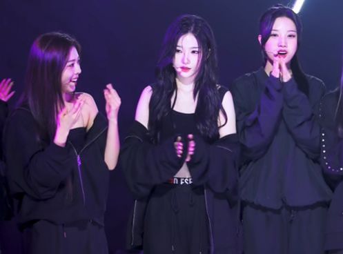 이화여대 재학 중 걸그룹으로 데뷔해 화제가 된 트리플에스 김유연(가운데) [유튜브 캡쳐]