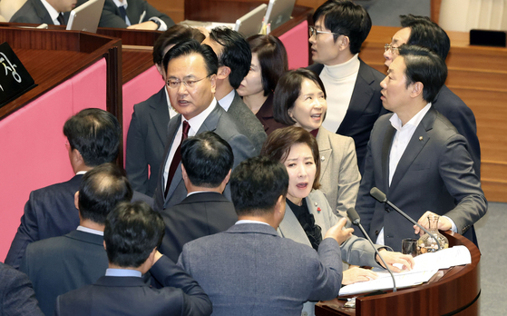나경원 국민의힘 의원이 지난해 12월 본회의장에서 가맹사업법 관련 필리버스터 중 의제와 관련 없는 발언을 이어간다는 이유로 마이크를 끈 우원식 국회의장에게 항의하고 있다. 김성룡 기자