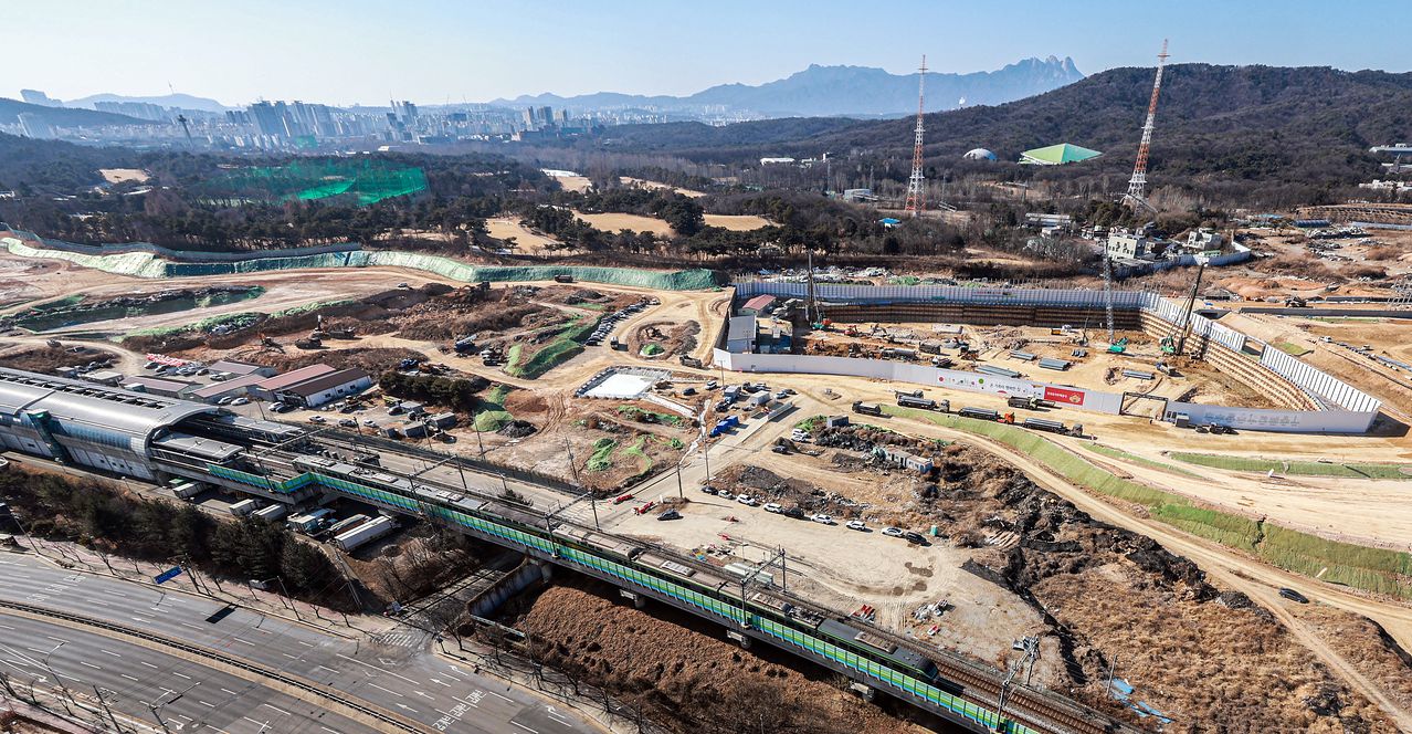 정부가 지난 1월 29일 수도권 핵심 입지의 국·공유지를 활용해 2030년까지 6만가구 규모의 주택을 공급한다고 발표했다. 공급 대책에 포함된 노원구 태릉CC와 경기 구리시 구리갈매역세권공공주택지구의 모습. 뉴스1