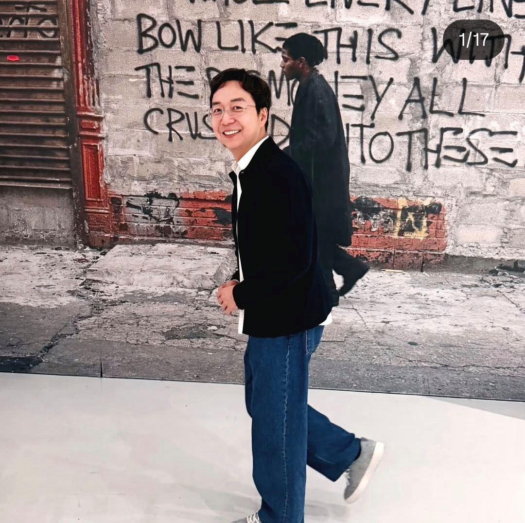 전시장 입구 바스키아 사진 앞에서 포즈를 취한 건축가 유현준. 뒤 사진은 바스키아가 출연한 영화 '다운타운 81'의 한 장면. 사진 인스타그램