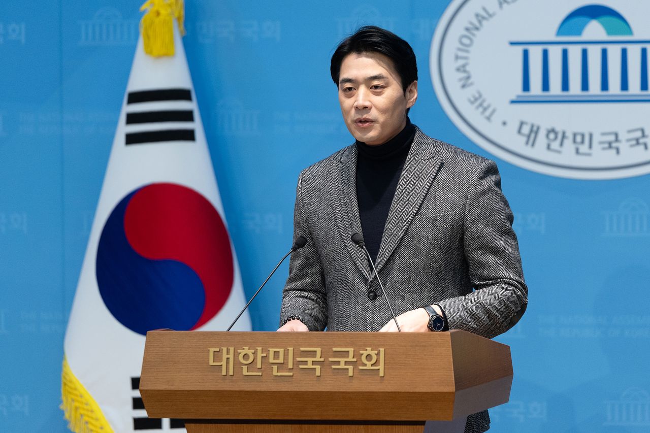 한준호 더불어민주당 의원이 1일 서울 여의도 국회 소통관에서 조국혁신당과의 합당 제안을 멈춰달라는 기자회견을 하고 있다. 뉴스1