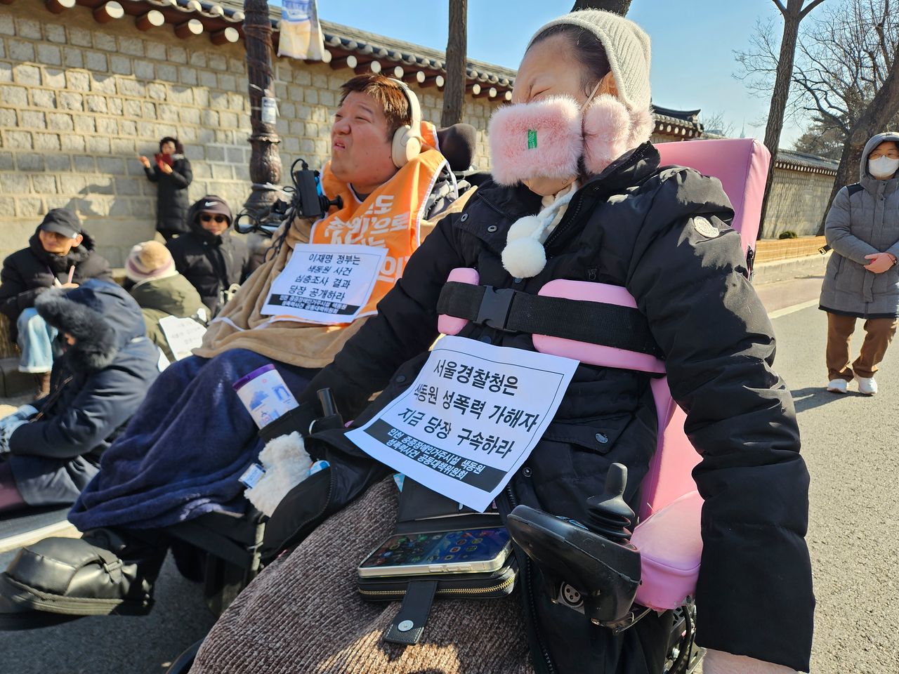 서울 종로구 청와대 앞에서 피의자 구속을 촉구하는 장애인. 변민철 기자