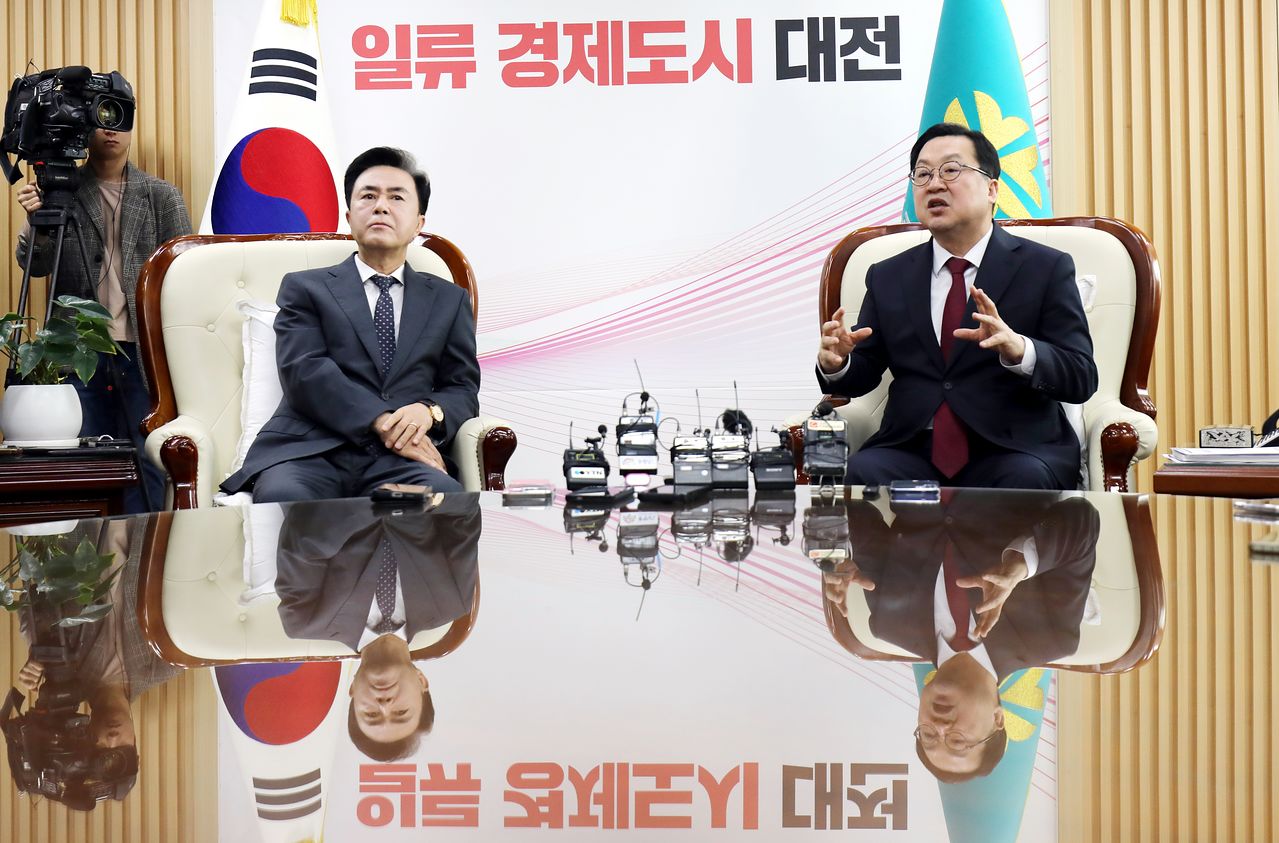 이장우 대전시장과 김태흠 충남도지사가 지난달 21일 대전시청에서 대전·충남 행정통합 관련 긴급 회동을 갖고 있다. 김성태 객원기자