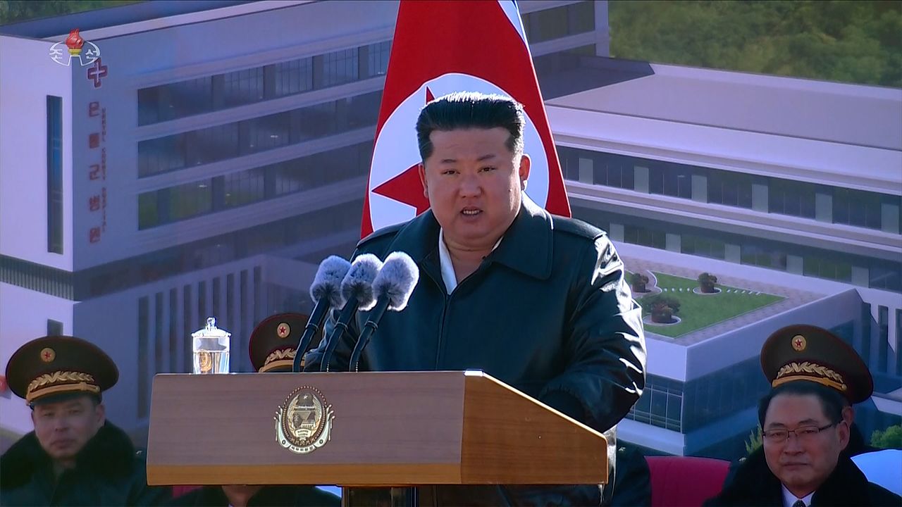 김정은 북한 국무위원장이 지난달 29일 황해남도 은률군 지방발전정책대상건설 착공식에서 기념연설을 했다고 조선중앙TV가 지난달 30일 보도했다. 조선중앙TV =연합뉴스