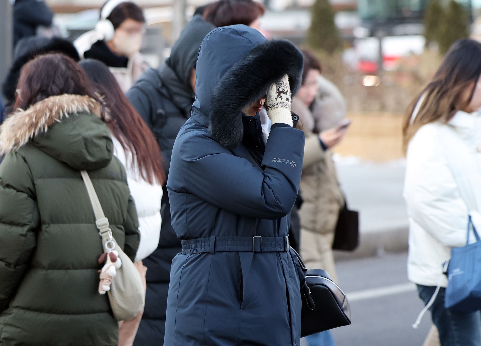 서울 종로구 광화문사거리에서 두꺼운 외투를 입은 시민들이 발걸음을 옮기고 있다. 뉴스1
