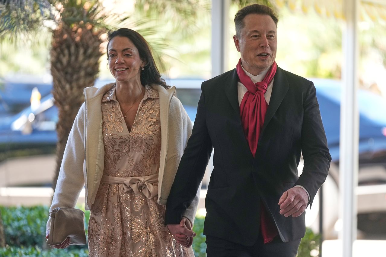 일론 머스크 테슬라 최고경영자(CEOㆍ오른쪽)와 그의 부인 시본 질리스가 1일(현지시간) 도널드 트럼프 미국 대통령 사저가 있는 플로리다주 마러라고 리조트에서 열린 댄 스카비노 백악관 부비서실장의 결혼식장에 함께 들어서고 있다. AP=연합뉴스 