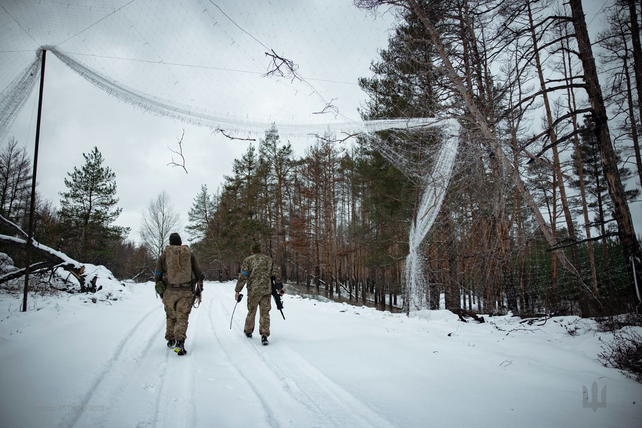 지난달 9일(현지시간) 우크라이나 제11군단 페이스북에 어망이 설치된 지역을 지나는 우크라이나 군인들 모습. 사진 페이스북 캡처